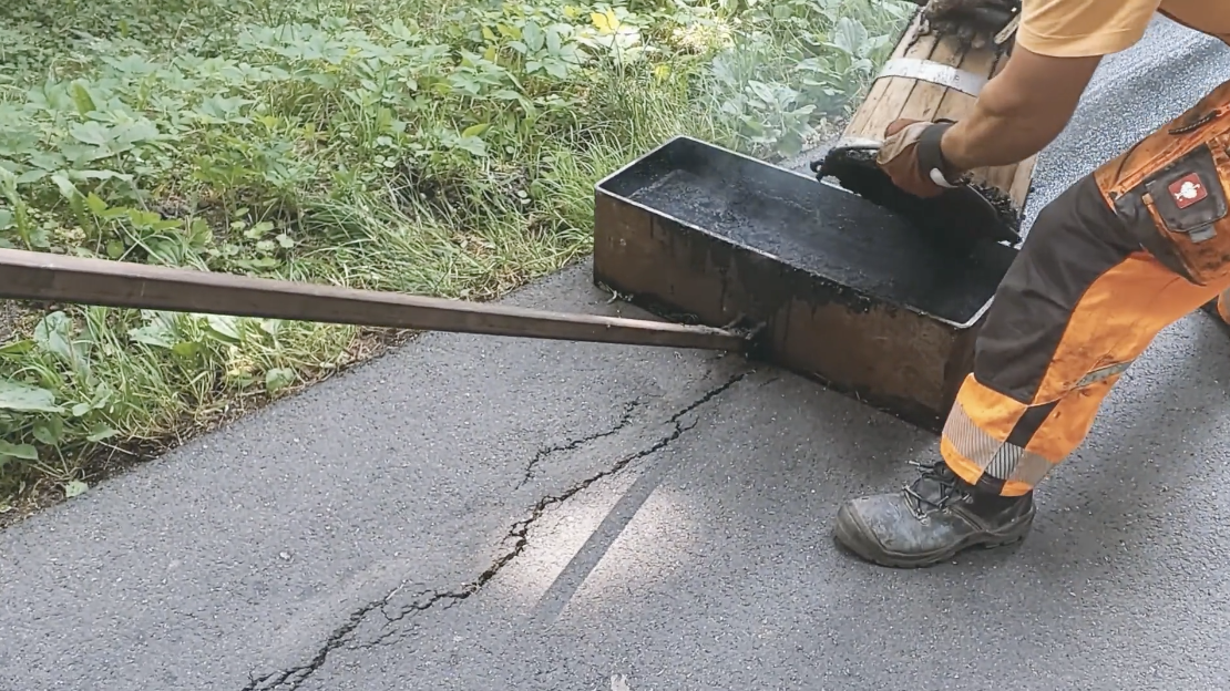 Asphalt-Risssanierung mit Heißbitumen auf Landesstraße