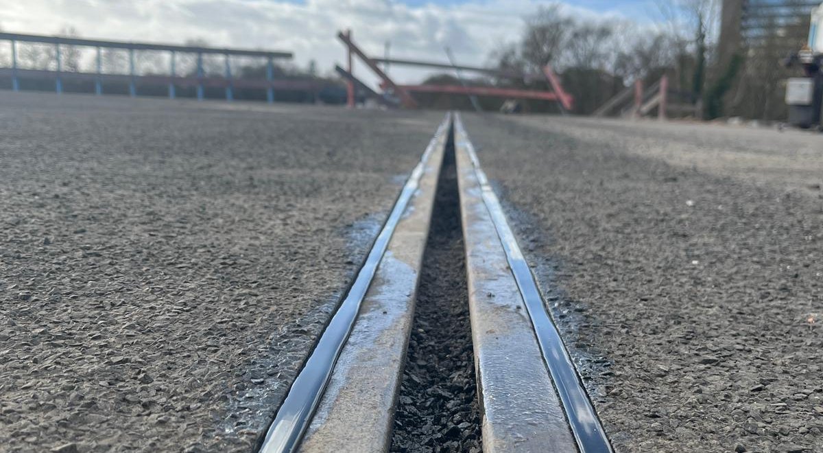 Fugenverguss im Asphalt