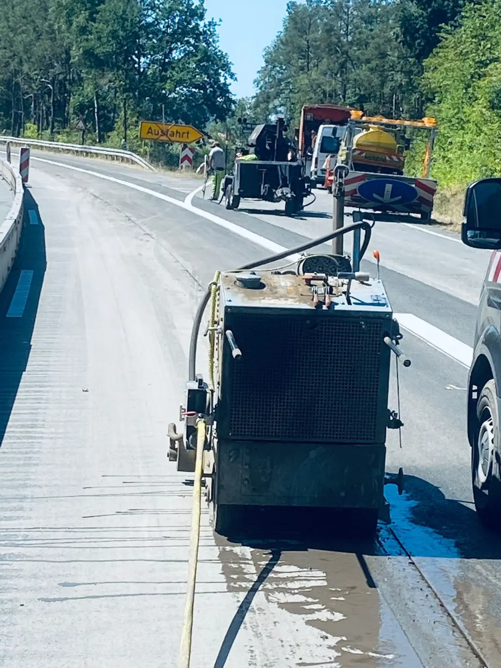 Präzisions-Trennschnitte in Asphalt im Gewerbegebiet